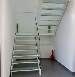 2012423 Escalier marches verre